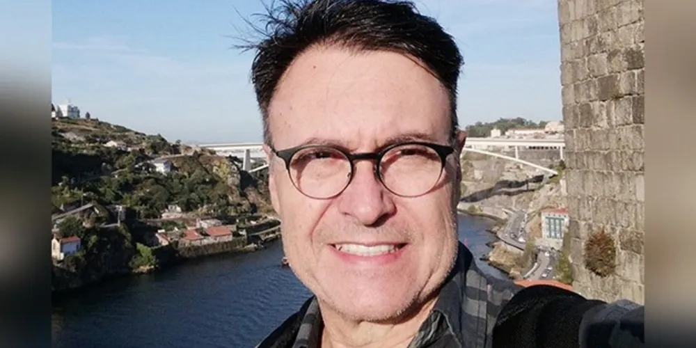 Carlos Mendes Fontes Neto é Engenheiro civil formado pela UEPG, com especialização pela UFSC e mestrado pela FEUP, Portugal.