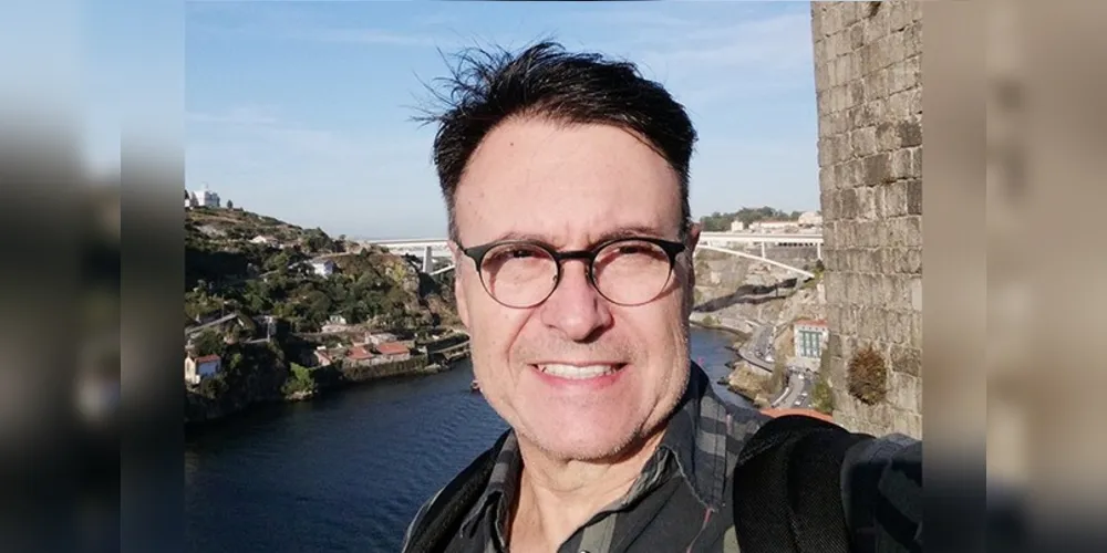 Carlos Mendes Fontes Neto é Engenheiro civil formado pela UEPG, com especialização pela UFSC e mestrado pela FEUP, Portugal.