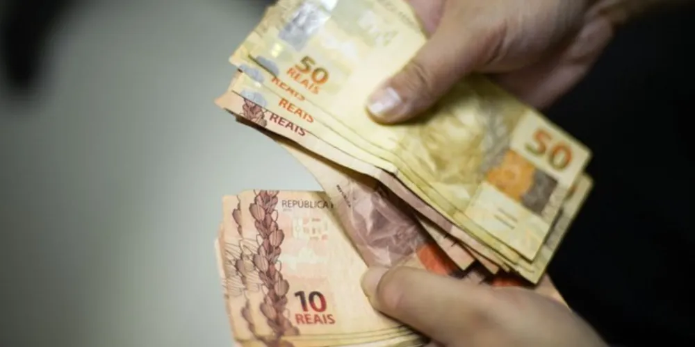 Considerando o nível de instrução, a despesa total mensal familiar per capita atingiu R$ 4.230,44 para pessoas com ensino superior completo e R$ 1.018,68 para aquelas com ensino fundamental incompleto. 