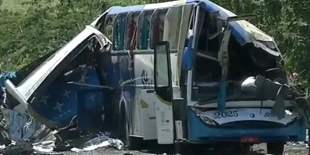 Colisão entre caminhão e ônibus ocorreu em Piraju. Feridos foram levados a hospitais de Taguaí e Taquarituba. Ainda há vítimas nas ferragens
