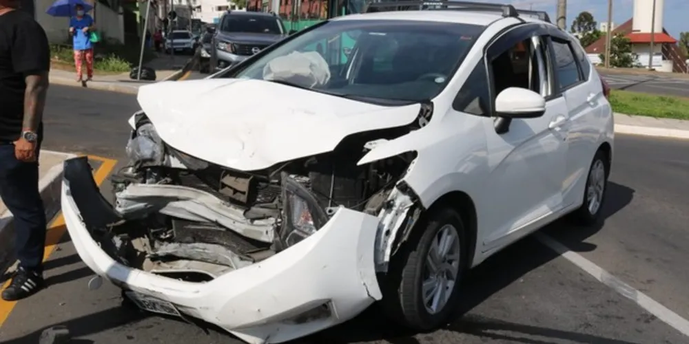 Imagem ilustrativa da imagem Colisão envolve dois carros na Rotatória dos Tropeiros