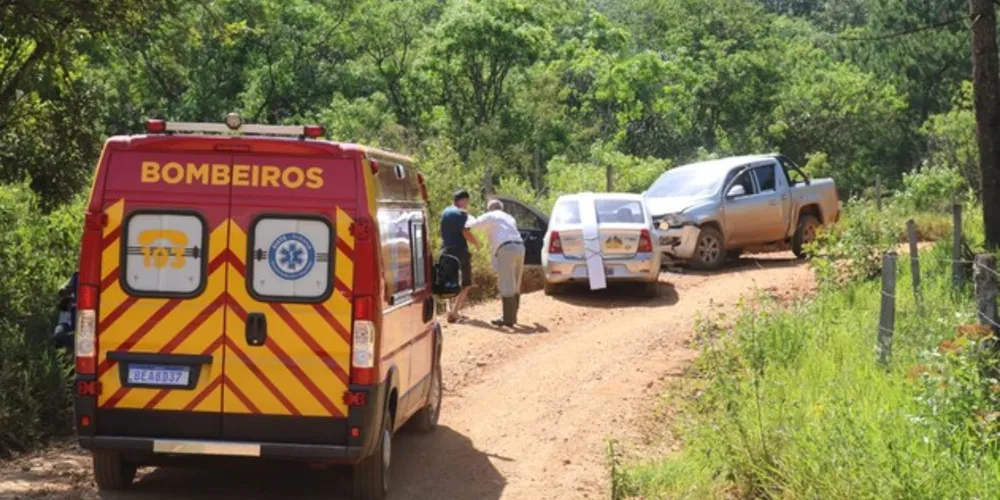 Imagem ilustrativa da imagem Batida frontal em Itaiacoca deixa casal de idosos ferido