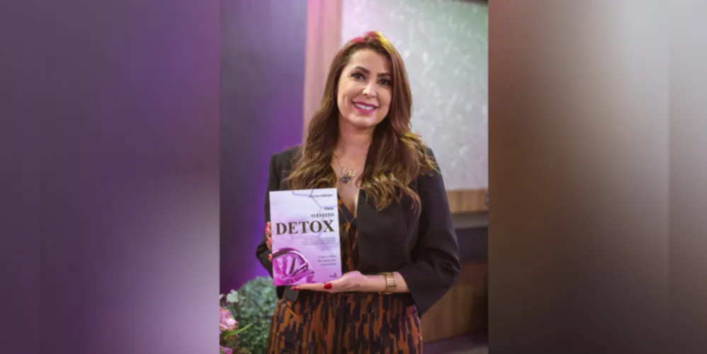 REGISTRO – A farmacêutica e empresária Juliana Ribeiro, que responde pela Eficácia Brasil Farmácia de Manipulação, recentemente no Premium Vila Velha Hotel lançou o livro “Sinta o efeito Detox”. Juliana em seu livro compartilha experiências e seu conhecimento neste livro, que com certeza já é sucesso