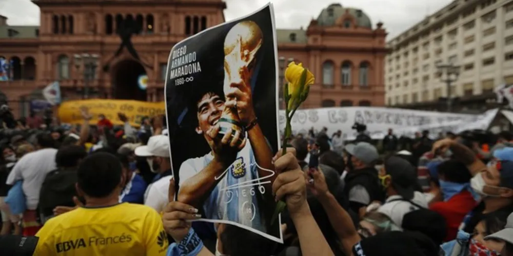 Corpo do ídolo argentino está sendo velado na Casa Rosada, sede da presidência, em Buenos Aires