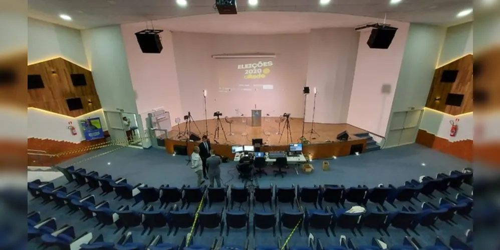 Imagem ilustrativa da imagem Veja os preparativos para o debate entre as prefeituráveis