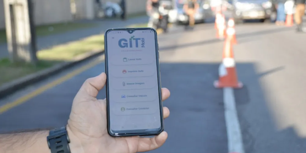 O aplicativo do talonário eletrônico funciona em smartphones, com acesso restrito apenas aos agentes de trânsito. 