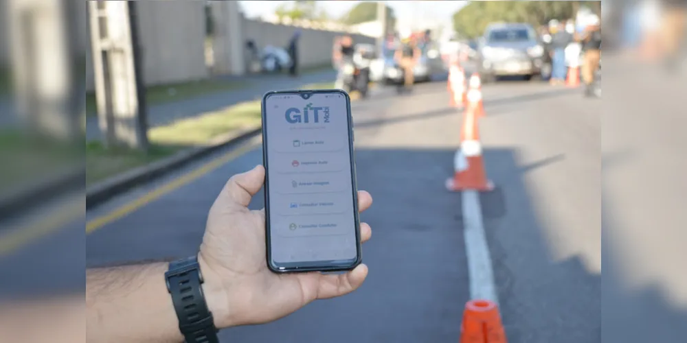 O aplicativo do talonário eletrônico funciona em smartphones, com acesso restrito apenas aos agentes de trânsito. 
