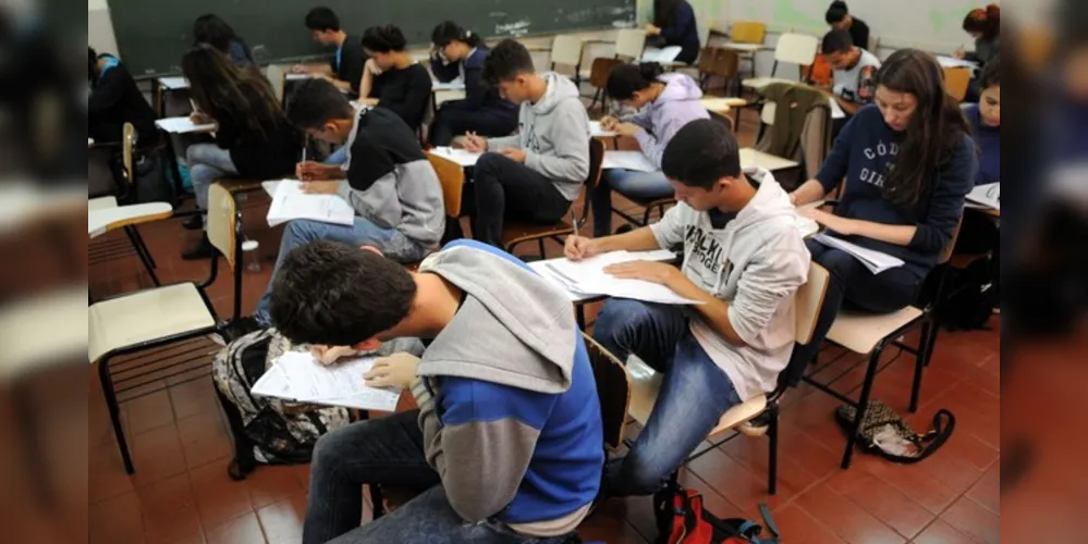 A aplicação da prova para o ensino fundamental e médio será no dia 25 de abril de 2021 e ocorrerá em todos os estados e no Distrito Federal.