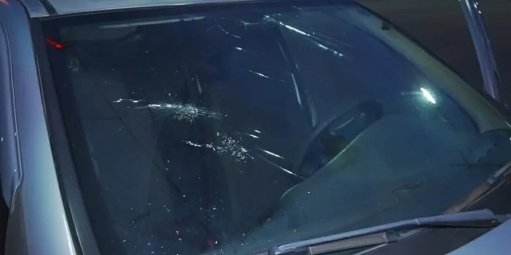 Carro bateu contra poste de semáforo na Avenida Visconde de Mauá