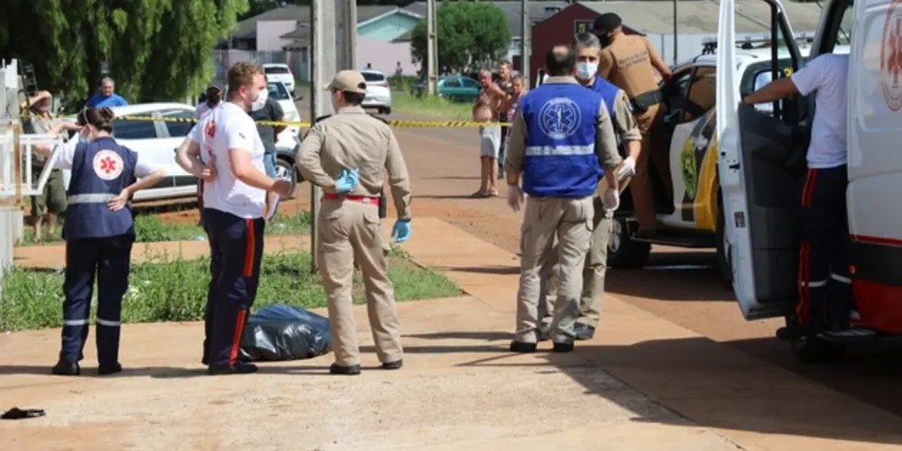 Vítima foi atingida por tiros na porta de casa e autor ainda passou com carro sobre o corpo