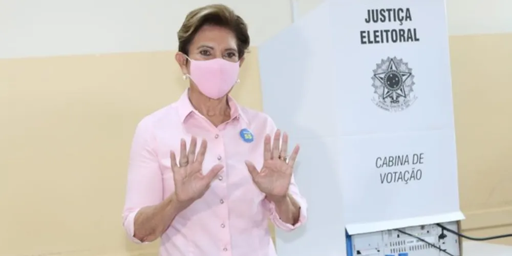 Candidata do PSD votou logo no período da manhã junto do vice, Capitão Saulo