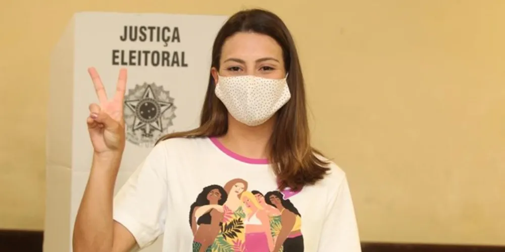 Candidata do PSC votou por volta das 10h e esteve acompanhada pelo vice, Pietro Arnaud (PSB) e por alguns apoiadores