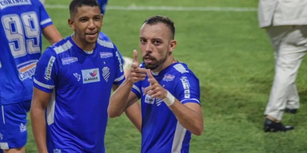 Neste sábado (28), o Azulão enfrentou a Ponte Preta no estádio Rei Pelé, em Maceió, e venceu por 2 a 1, pela 24ª rodada da competição. 