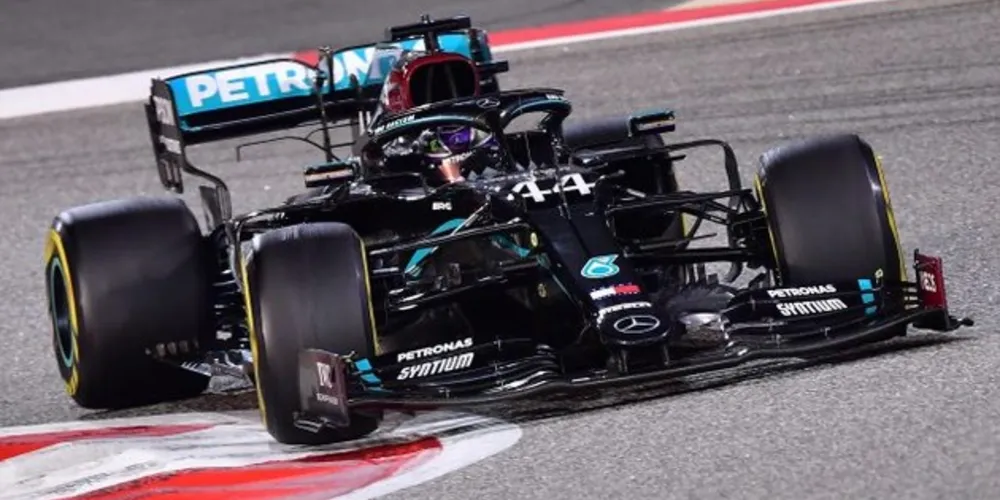 Os dois carros da RBR completaram o pódio, com Max Verstappen em segundo e Alexander Albon chegando na terceira posição.