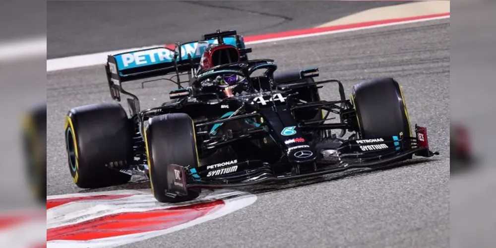 Os dois carros da RBR completaram o pódio, com Max Verstappen em segundo e Alexander Albon chegando na terceira posição.