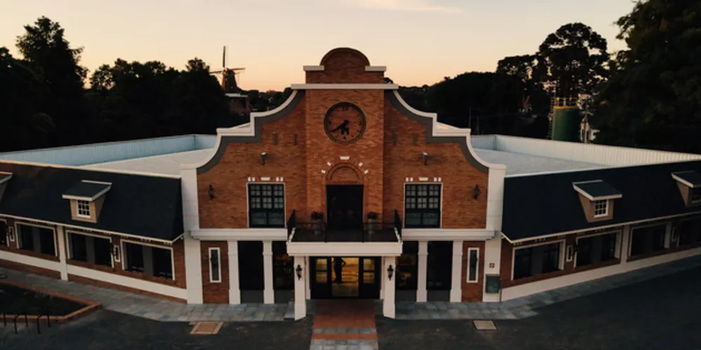 A estrutura tem um estilo único, com uma mistura de elementos que remetem às construções na Holanda