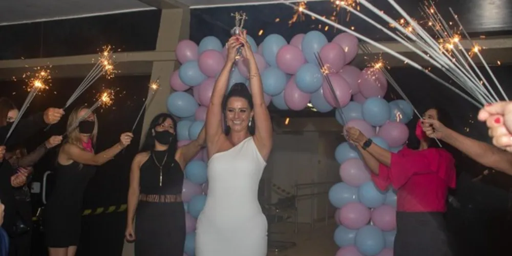 Carla Bianca dos Santos recebeu o troféu ‘Mulher Empreendedora’ na última sexta-feira (27)