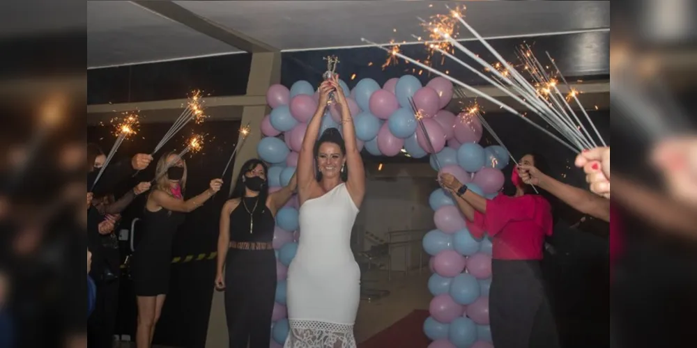 Carla Bianca dos Santos recebeu o troféu ‘Mulher Empreendedora’ na última sexta-feira (27)