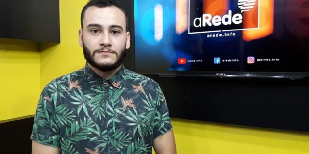 O barbeiro Juliano Santiago, explicou um pouco mais sobre a sobrancelha na navalha, alisamento de base ácida para o cabelo ficar mais liso e a argilaterapia