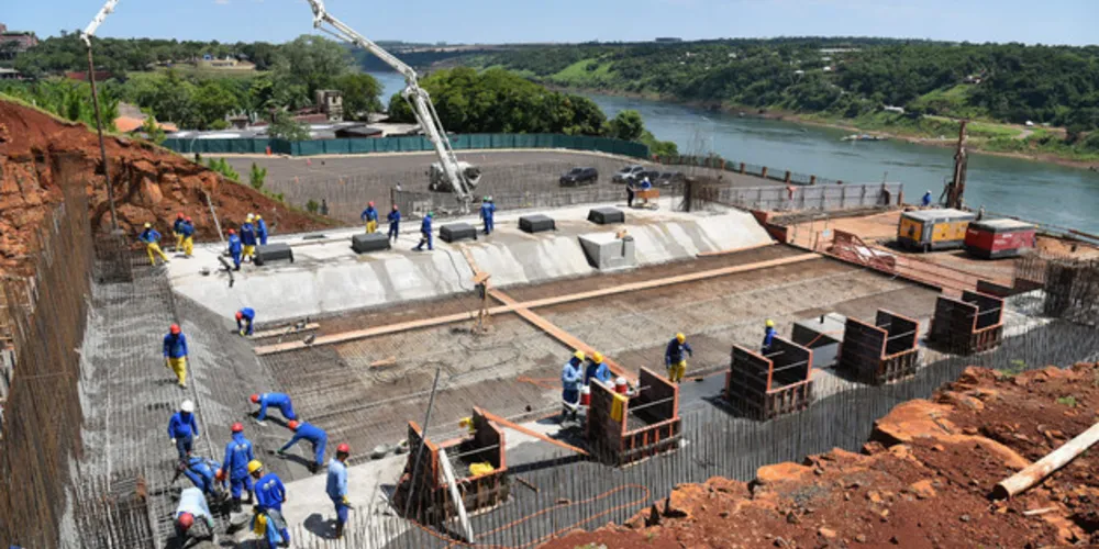 Com quase 40% das obras concluídas, a Ponte da Integração Brasil-Paraguai, no Rio Paraná, vai desafogar o trânsito na Ponte da Amizade.