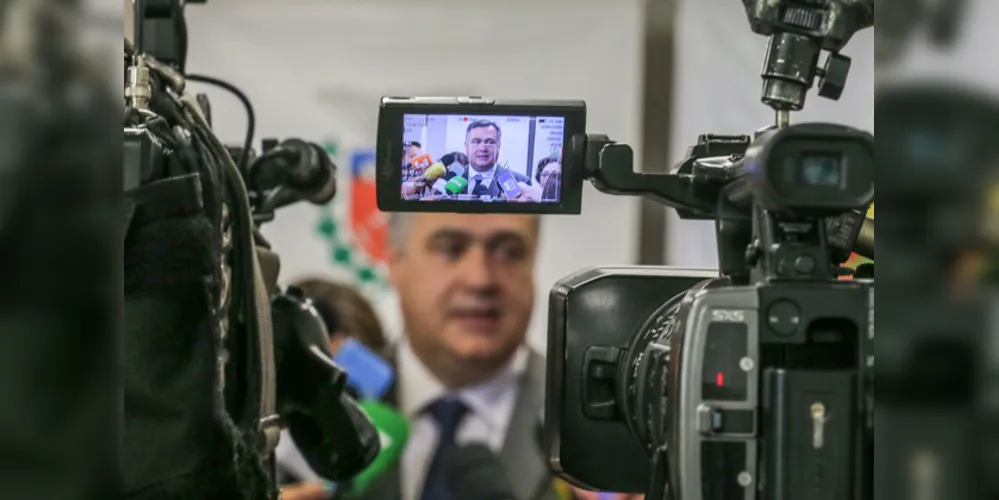 Segundo o secretário, o governo avalia implantar o toque de recolher das 23h às 5h em todo o estado para evitar a circulação do vírus.