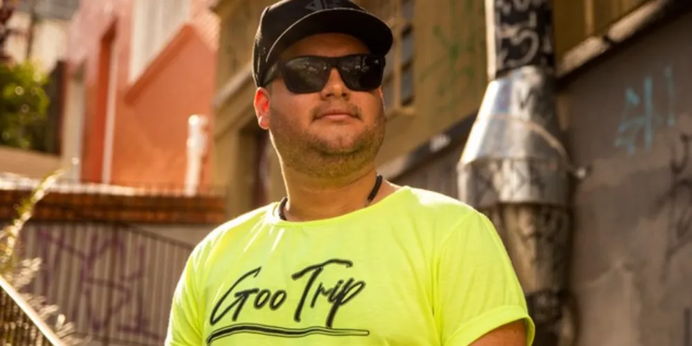 Juliano Carneiro lança o novo clipe "Declaração" nesta terça para celebrar o dia do Samba