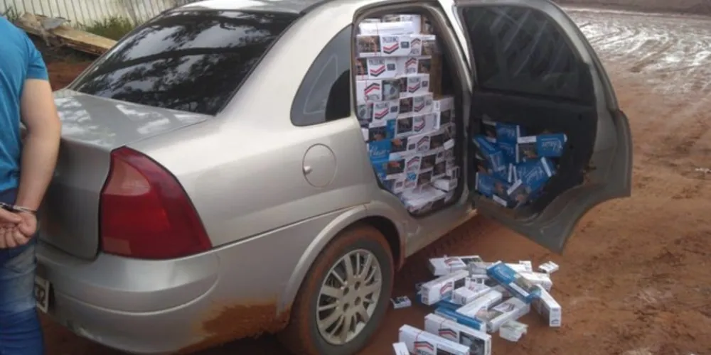 Carro estava carregado com quase 1,5 mil maços de cigarros contrabandeados