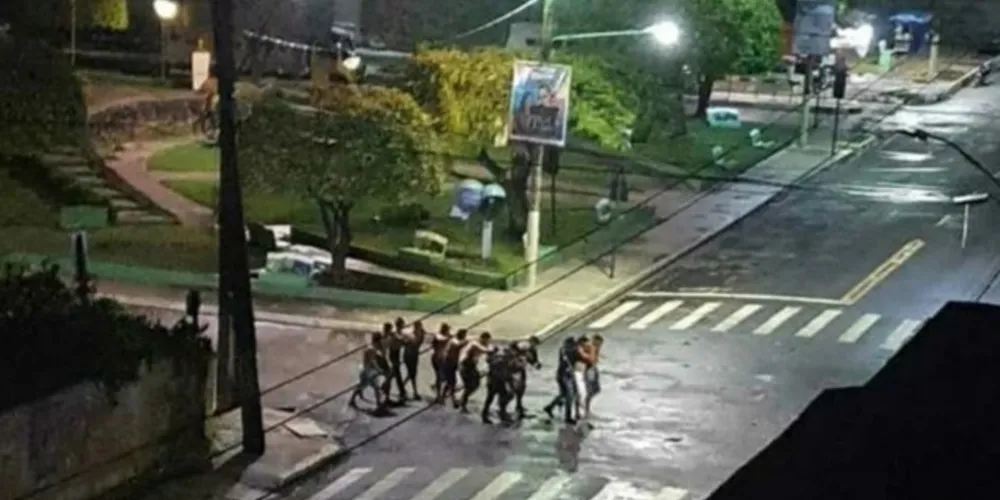 Um morador da cidade identificado como Alessandro de Jesus Lopes foi morto pelos assaltantes após ser feito de refém. 