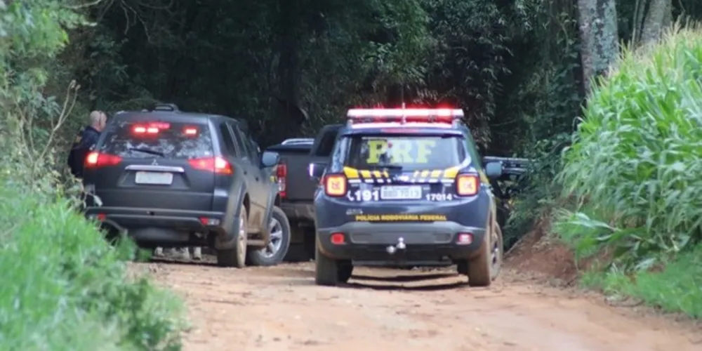 Equipes identificaram um dos fugitivos durante um patrulhamento. Houve troca de tiros e cerco continua