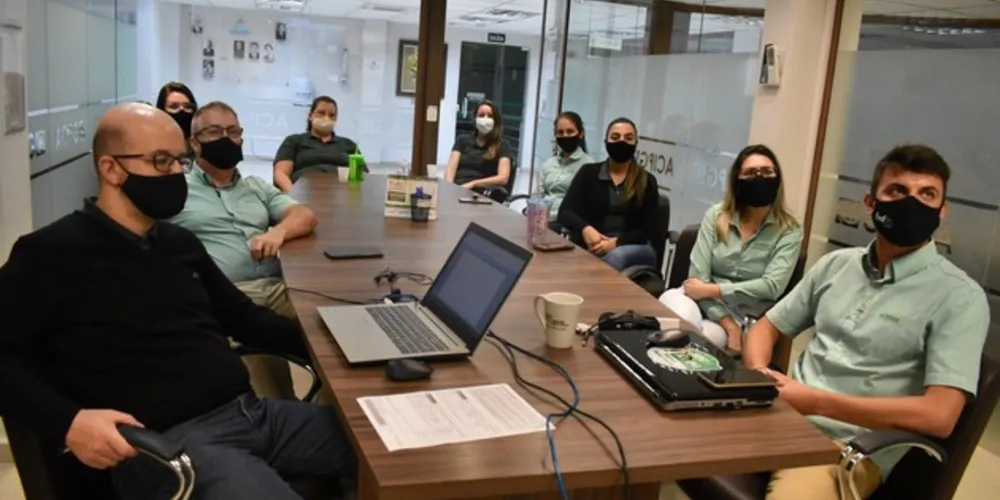 A norma define critérios para implantação de um Sistema de Gestão da Qualidade e certificação internacional.