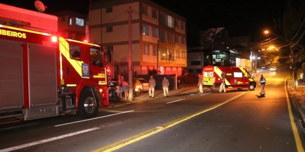 Motociclista sofreu fratura exposta na perna e foi levado à Santa Casa com lesões graves
