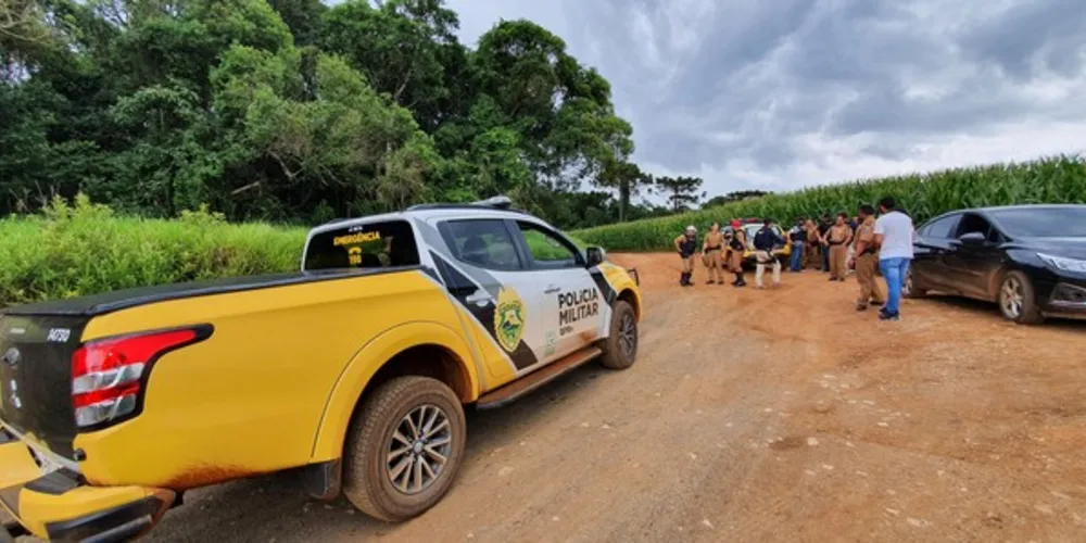 Dupla foi encontrada em região isolada e não soube explicar o que fazia no local, segundo a PM