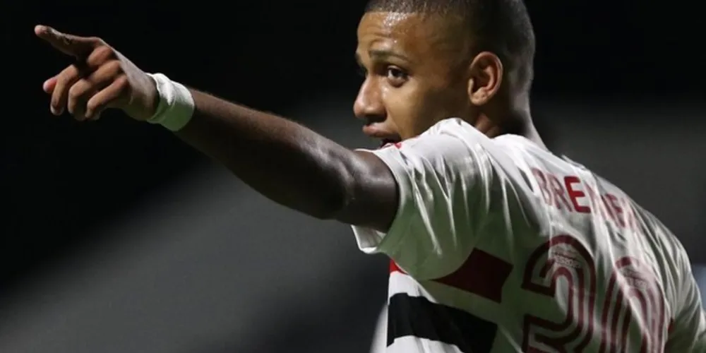 Vitória em jogo atrasado coloca o Tricolor na ponta do Brasileirão