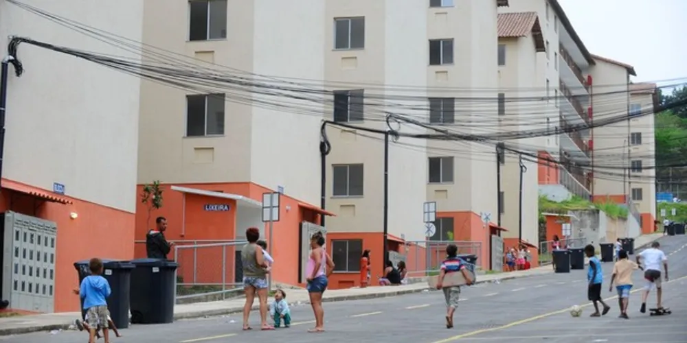 O novo programa é uma reformulação do Minha Casa Minha Vida, com foco na regularização fundiária e na redução da taxa de juros, para aumentar o acesso dos cidadãos ao financiamento da casa própria. 