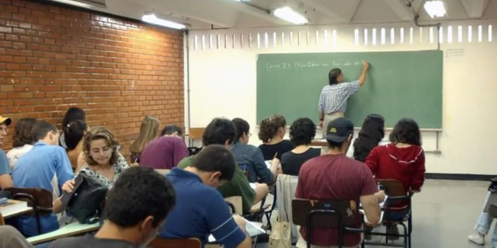 Segundo o levantamento, apenas 2,5% dos entrevistados recebiam mensalmente um valor acima de R$ 5 mil antes de concluir o ensino superior. Já após o término, esse percentual salta para 31,5%. 