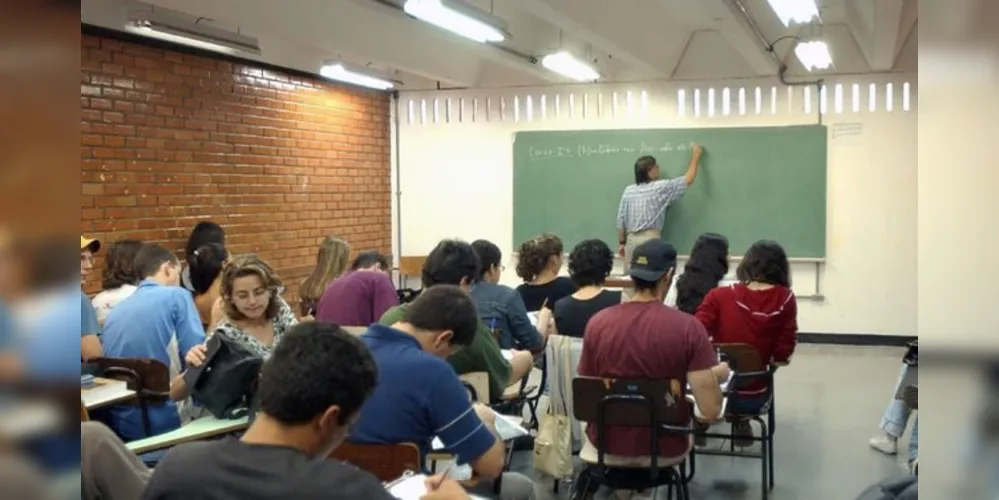 Segundo o levantamento, apenas 2,5% dos entrevistados recebiam mensalmente um valor acima de R$ 5 mil antes de concluir o ensino superior. Já após o término, esse percentual salta para 31,5%. 