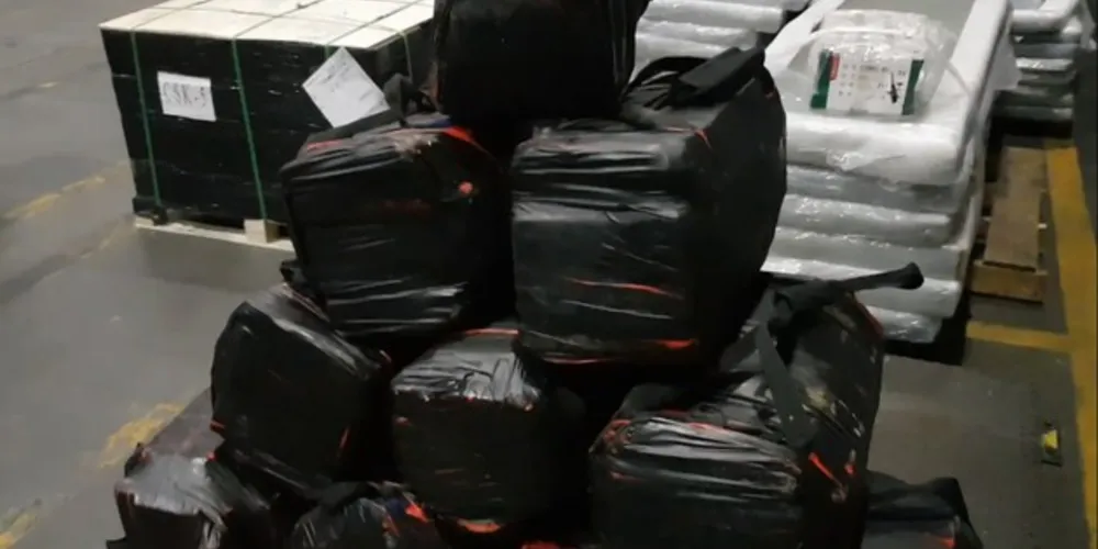 O método utilizado pelos traficantes foi o rip on/rip off, em que a droga é inserida em uma carga lícita sem o conhecimento do exportador.