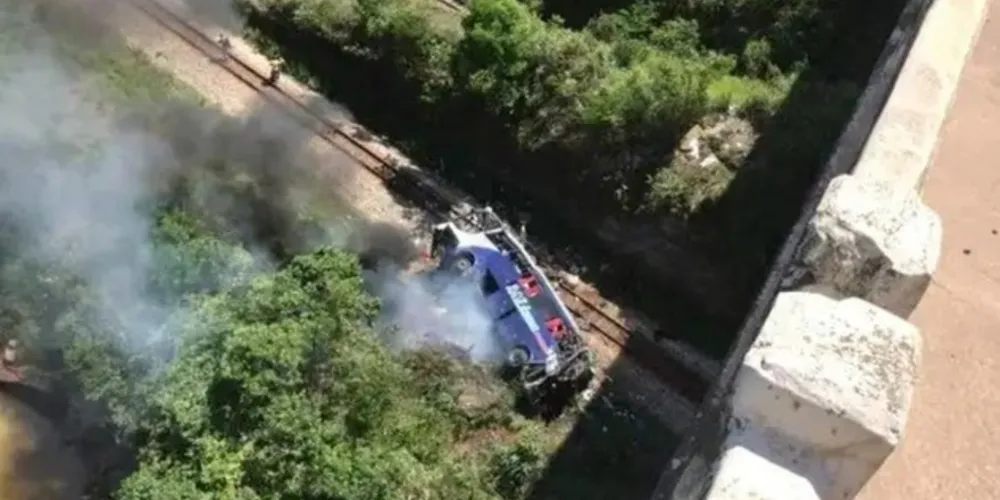 Imagem ilustrativa da imagem Ônibus cai de viaduto em MG e deixa pelo menos 14 mortos