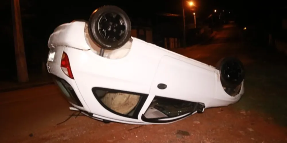 Mesmo com o fato, o condutor do guincho não parou para colocar o automóvel novamente no caminhão