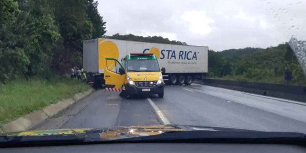 Ao menos quatro acidentes aconteceram em menos de uma hora na tarde deste sábado