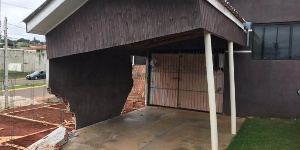 Imagem ilustrativa da imagem Obra e chuva danificam garagem de casa no Boa Vista