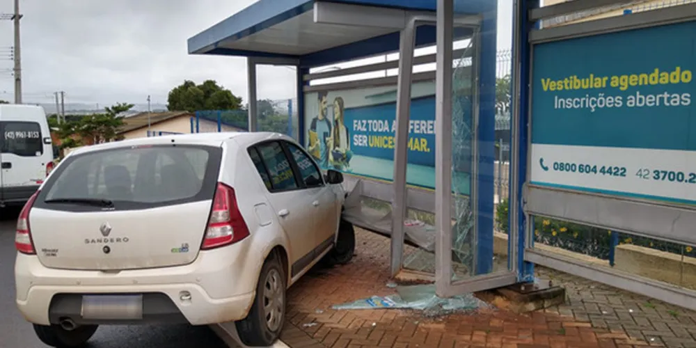 Motorista escapou ileso do acidente, mas foi levado ao hospital para passar por exames médicos