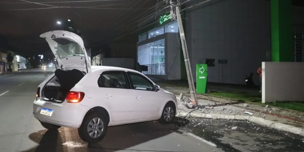 Apesar do estrago causado pelo acidente, motorista escapou ileso
