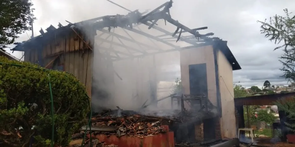 Imagem ilustrativa da imagem Incêndio destrói casa de madeira no Jardim Europa