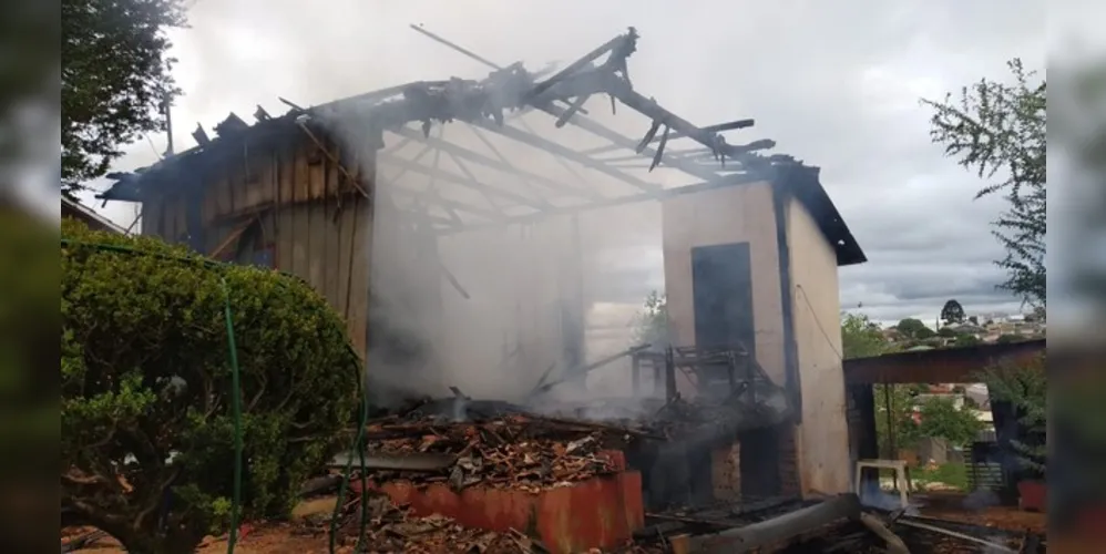 Imagem ilustrativa da imagem Incêndio destrói casa de madeira no Jardim Europa