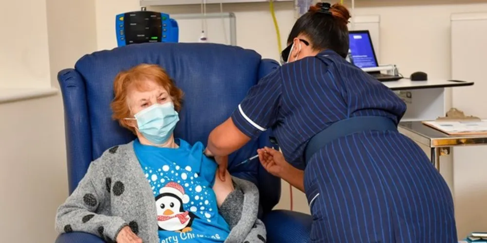A britânica Margaret Keenan, de 90 anos, recebeu dose da vacina da Pfizer/BioNTech em um hospital de Coventry, na região central da Inglaterra.