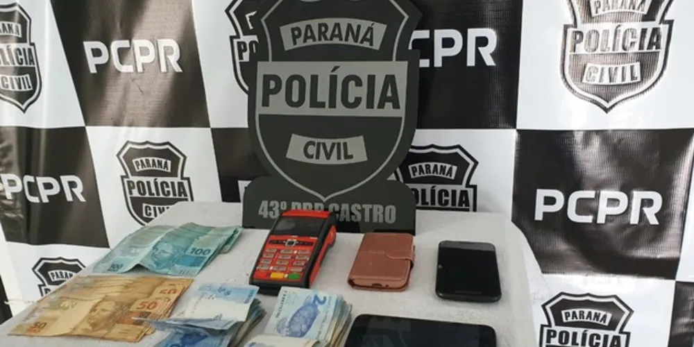 Foram apreendidas máquinas de cartão de crédito, celulares e dinheiro na casa do suspeito