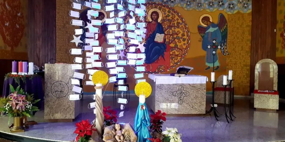 As máscaras dão um toque real na ornamentação da árvore de Natal, este ano