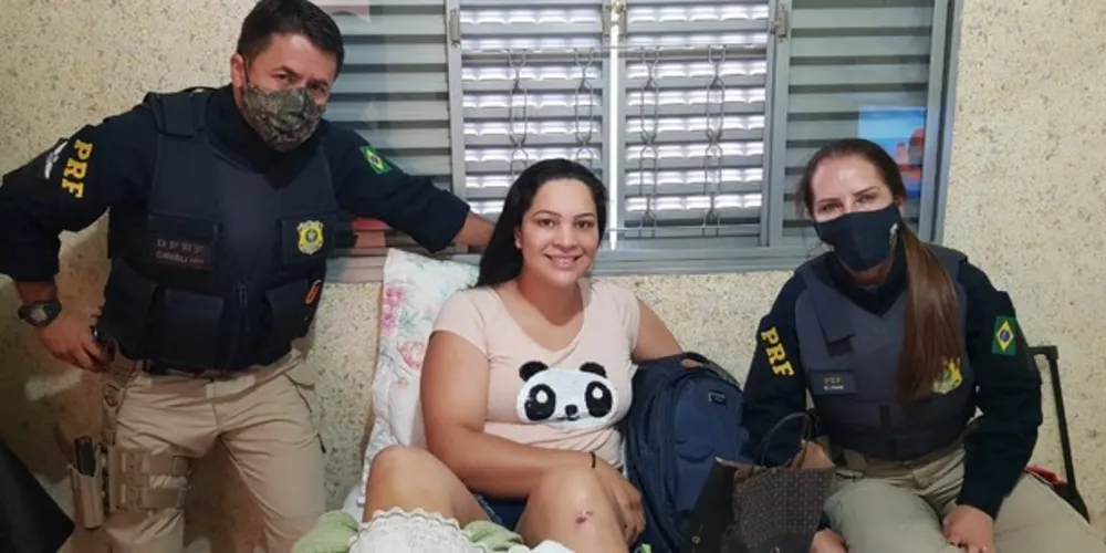 Os agentes conversaram com a policial, agradeceram e desejaram uma excelente e rápida recuperação