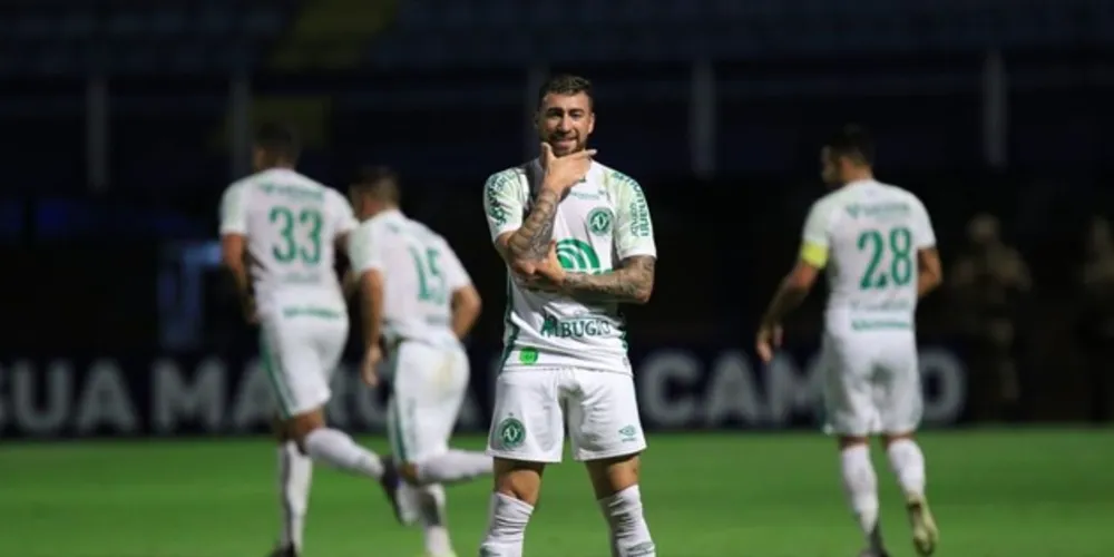 Triunfo em clássico catarinense mantém a Chape na ponta da tabela